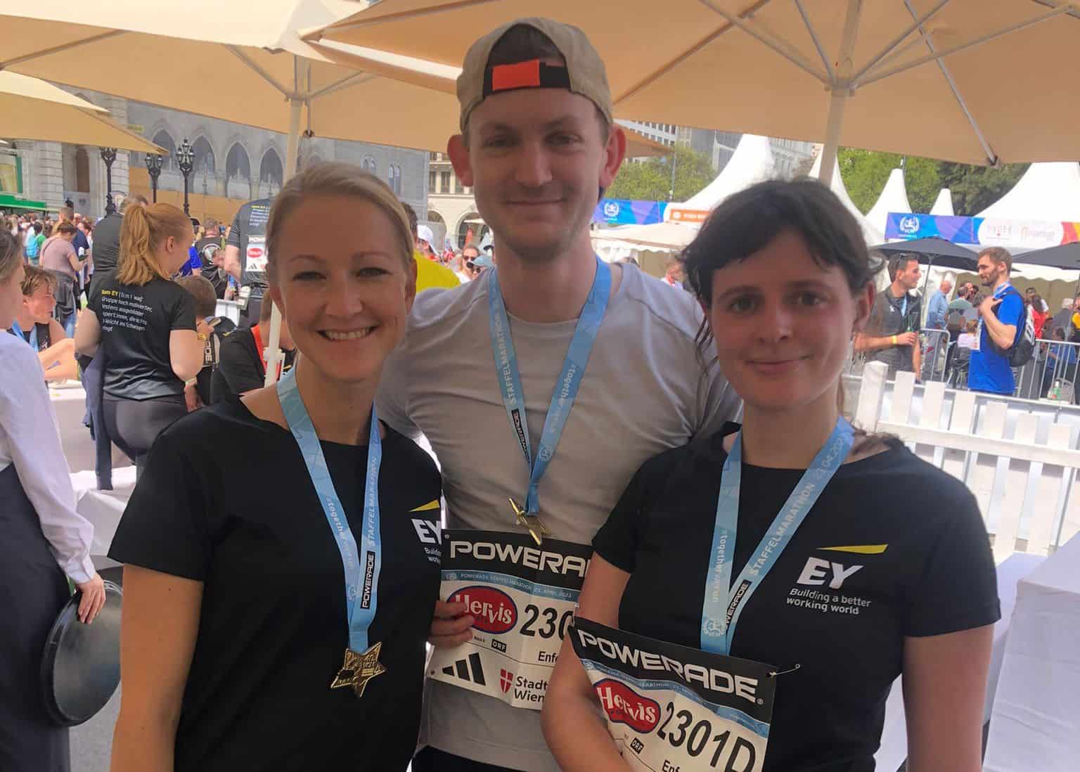 #TogetherWeRun 🏃‍♂️ 🙌 🏅 EY Law beim 40. VCM 2023 - Unsere Kolleg:innen Elisabeth Reiner, Yvonne Wimmer, Marie Winter, Clara Messner-Kreuzbauer, Alexander Glaser und Anna Rebel haben EY Law beim diesjährigen Vienna City Marathon gebührend vertreten: in der Staffel, bei der Halbmarathondistanz (21,0975 km) oder sogar bei beiden. Im Anschluss wurde mit den Kolleg:innen von EY im Zelt am Rathausplatz gefeiert.

Wir gratulieren allen Teilnehmer:innen ganz herzlich zu den tollen sportlichen und persönlichen Erfolgen!

#vcm23 #viennacitymarathon #eylaw #legallife 