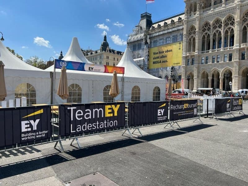 #TogetherWeRun 🏃‍♂️ 🙌 🏅 EY Law beim 40. VCM 2023 - Unsere Kolleg:innen Elisabeth Reiner, Yvonne Wimmer, Marie Winter, Clara Messner-Kreuzbauer, Alexander Glaser und Anna Rebel haben EY Law beim diesjährigen Vienna City Marathon gebührend vertreten: in der Staffel, bei der Halbmarathondistanz (21,0975 km) oder sogar bei beiden. Im Anschluss wurde mit den Kolleg:innen von EY im Zelt am Rathausplatz gefeiert.

Wir gratulieren allen Teilnehmer:innen ganz herzlich zu den tollen sportlichen und persönlichen Erfolgen!

#vcm23 #viennacitymarathon #eylaw #legallife 