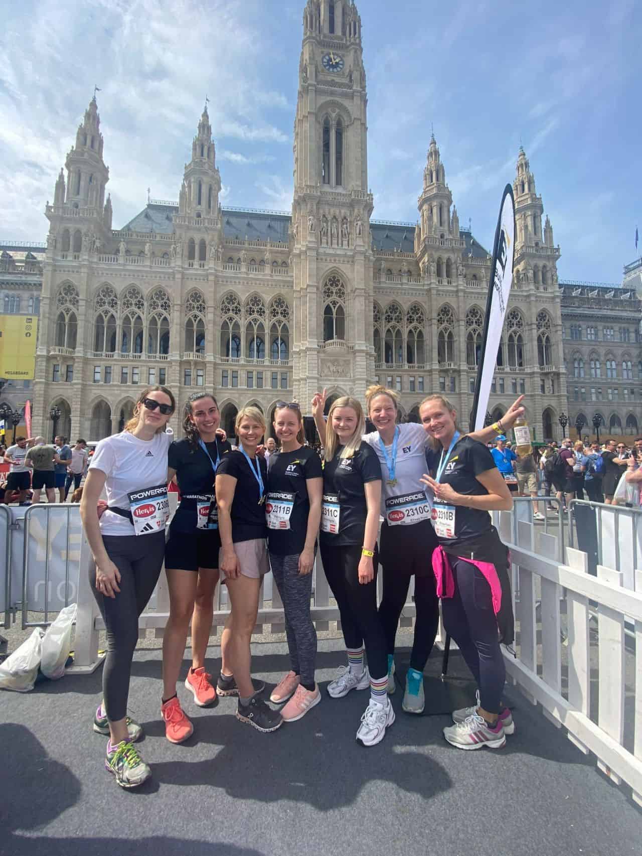 #TogetherWeRun 🏃‍♂️ 🙌 🏅 EY Law beim 40. VCM 2023 - Unsere Kolleg:innen Elisabeth Reiner, Yvonne Wimmer, Marie Winter, Clara Messner-Kreuzbauer, Alexander Glaser und Anna Rebel haben EY Law beim diesjährigen Vienna City Marathon gebührend vertreten: in der Staffel, bei der Halbmarathondistanz (21,0975 km) oder sogar bei beiden. Im Anschluss wurde mit den Kolleg:innen von EY im Zelt am Rathausplatz gefeiert.

Wir gratulieren allen Teilnehmer:innen ganz herzlich zu den tollen sportlichen und persönlichen Erfolgen!

#vcm23 #viennacitymarathon #eylaw #legallife 