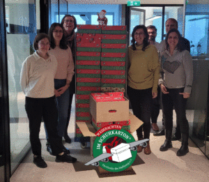 Auch dieses Jahr setzen wir ein Zeichen der Solidarität! Unsere engagierten Teams bei EY Law und EY haben sich zusammengetan, um über 120 Schuhkartons für "Weihnachten im Schuhkarton" zu packen - eine Aktion, die bedürftige Kinder unterstützt. Es erfüllt uns mit Freude, diesen Kindern eine besondere Weihnachtszeit zu schenken und ihnen dringend benötigte Artikel sowie kleine Geschenke zukommen zu lassen. Lasst uns gemeinsam #FreudeSchenken und ein Lächeln auf die Gesichter dieser Kinder zaubern! Ein herzliches Dankeschön an alle, die sich beteiligt haben! Besondere Anerkennung geht an Marica Peric und Elisabeth Wanik, die mit ihren fleißigen Helfern Dilan Duman, Doris Schättle, Eva Fritsch, Xiang Zhang und Christa Heintz die Koordination übernommen haben. Ebenso danken wir Martin Schneider, der gemeinsam mit Martin Thiem, Iris Borns und Anna Rebel die Organisation der Spendenaktion bei EY Law geleitet hat.