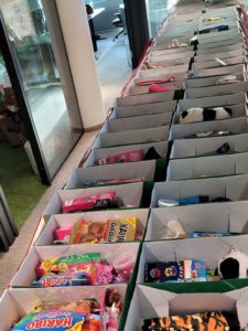 Auch dieses Jahr setzen wir ein Zeichen der Solidarität! Unsere engagierten Teams bei EY Law und EY haben sich zusammengetan, um über 120 Schuhkartons für "Weihnachten im Schuhkarton" zu packen - eine Aktion, die bedürftige Kinder unterstützt. Es erfüllt uns mit Freude, diesen Kindern eine besondere Weihnachtszeit zu schenken und ihnen dringend benötigte Artikel sowie kleine Geschenke zukommen zu lassen. Lasst uns gemeinsam #FreudeSchenken und ein Lächeln auf die Gesichter dieser Kinder zaubern! Ein herzliches Dankeschön an alle, die sich beteiligt haben! Besondere Anerkennung geht an Marica Peric und Elisabeth Wanik, die mit ihren fleißigen Helfern Dilan Duman, Doris Schättle, Eva Fritsch, Xiang Zhang und Christa Heintz die Koordination übernommen haben. Ebenso danken wir Martin Schneider, der gemeinsam mit Martin Thiem, Iris Borns und Anna Rebel die Organisation der Spendenaktion bei EY Law geleitet hat.