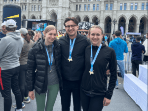 Team Open Space: Laura Graf, Paul Kness, Sophia Manhart und Lukas Wandl. vcm vienna city marathon 2024 wien ey law office start reichsbruecke