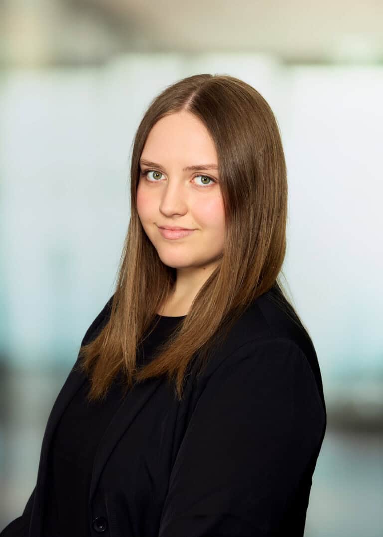 EY Law legal student Victoria Pöchacker Vicy juristische Mitarbeiterin Wirtschaftsrecht