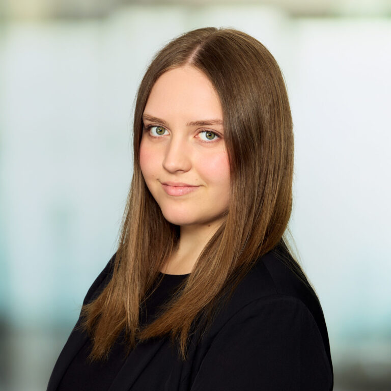 EY Law legal student Victoria Pöchacker Vicy juristische Mitarbeiterin Wirtschaftsrecht